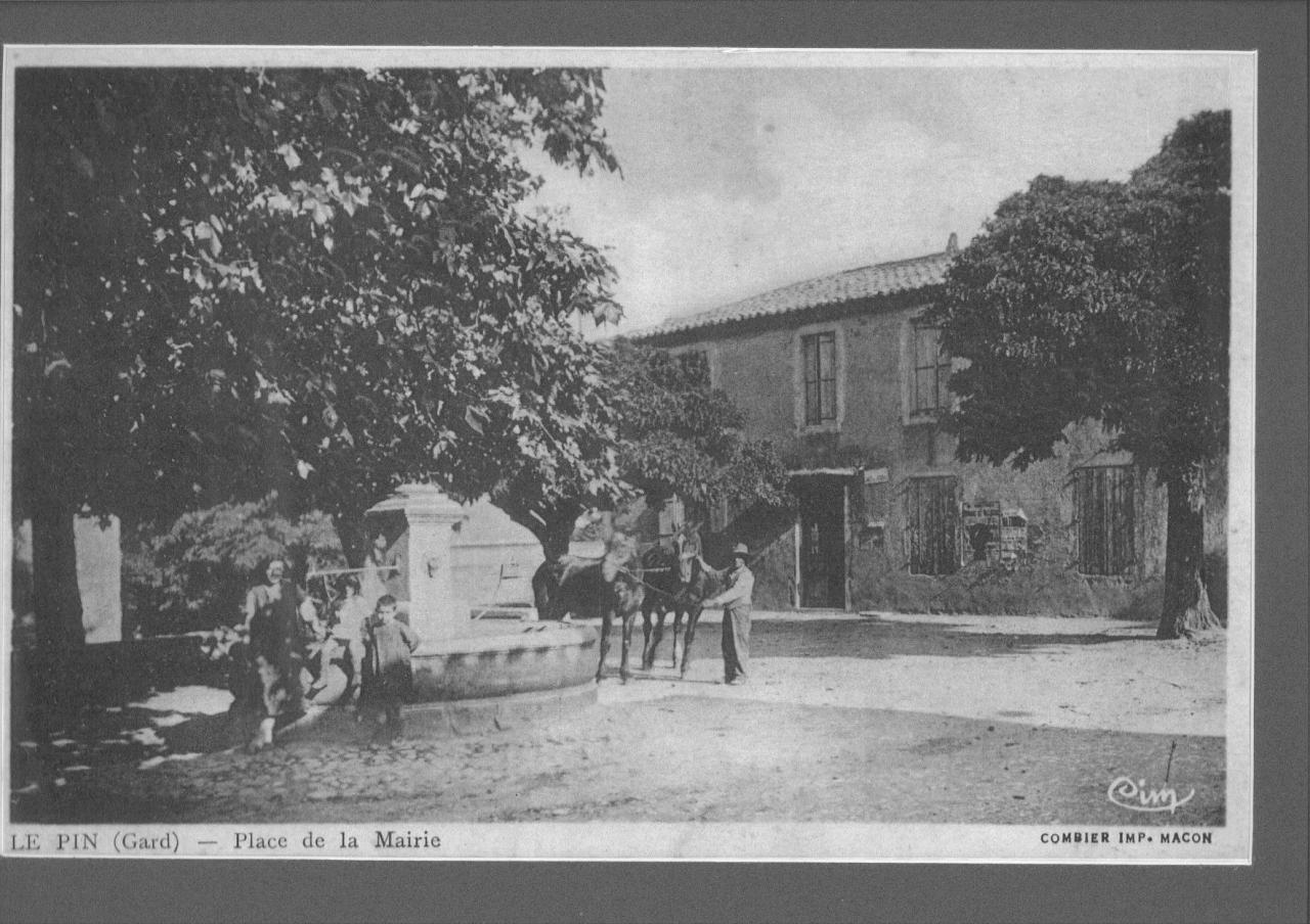 Place du village de la commune de le Pin